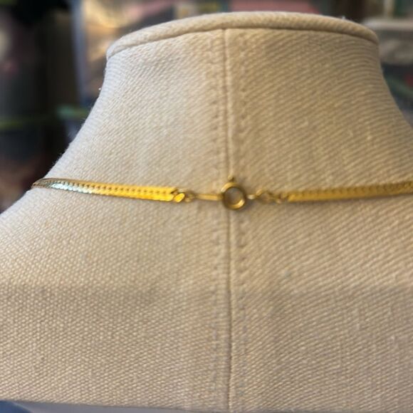 Vintage 80’s Signed Avon Gold Tone “Dramatic Style”Necklace with Red Motif. - Picture 3 of 5